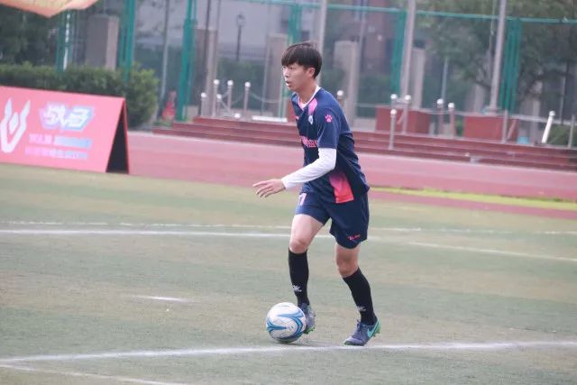 哈兰德剪短发后，女友也随之变换新造型